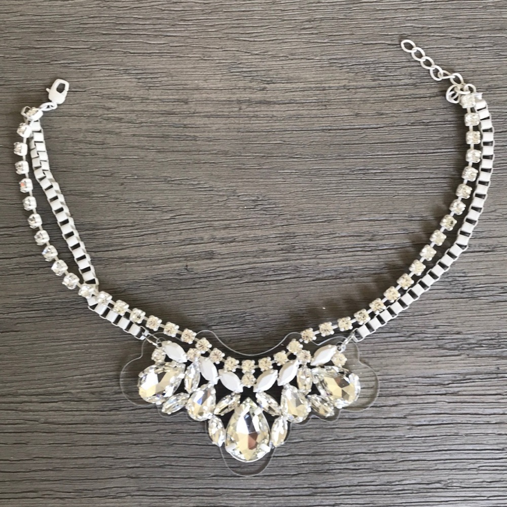 White Crystal floral necklace - Picture 4 of 5